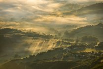 Italie, Marches, Apennins, vue aérienne des vallées avec brouillard au lever du soleil — Photo de stock