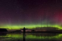 Escócia, East Lothian, silhueta de mulher em pé em Seacliff Beach assistindo luzes do norte — Fotografia de Stock