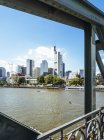 Vista panorâmica de Frankfurt am Main paisagem urbana da ponte à luz do dia, Alemanha, Europa — Fotografia de Stock