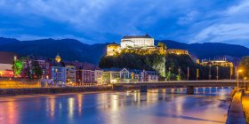 Áustria, Tirol, Kufstein, Fortress, Inn river e cidade velha à noite — Fotografia de Stock
