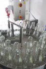 Botellas de vidrio vacías en una planta embotelladora - foto de stock