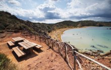 Espagne, Îles Baléares, Caballeria plage et point d'observation avec tables et bancs en bois — Photo de stock