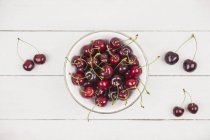 Ciotola di ciliegie su fondo bianco — Foto stock