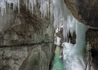 Німеччина, Гарміш-Партенкірхен, перегляд бурульок в partnachklamm ущелині — стокове фото