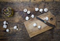 Vaso di champignons sottaceto e champignons bianco fresco su legno scuro — Foto stock
