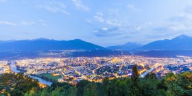 Austria, Tirol, Innsbruck, Paisaje urbano, vista de la ciudad y colinas en el fondo - foto de stock