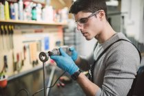 Junger Mechaniker arbeitet in Werkstatt — Stockfoto