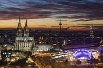 Germania, Colonia, vista verso la città illuminata dall'alto al crepuscolo della sera — Foto stock