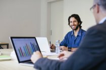 Due uomini d'affari che lavorano insieme in ufficio — Foto stock
