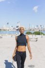 Usa, new york city, brooklyn, selbstbewusste junge afrikanerin blickt in die kamera — Stockfoto