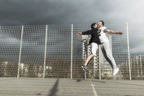 Dois jovens jogadores de basquete pulando um sobre o outro — Fotografia de Stock