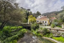 Portugal, Algarve, Monchique, vista de casa sobre riacho — Fotografia de Stock