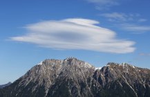Áustria, Estado de Salzburgo, Pongau, Foehn nuvem sobre Kraxenkogel e Ennskraxen — Fotografia de Stock