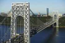 États-Unis, New York, George Washington Bridge et paysage urbain sur fond — Photo de stock