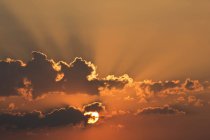 Alemanha, Baviera, sol da noite, nuvens — Fotografia de Stock