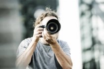 Mann fotografiert mit Kamera — Stockfoto