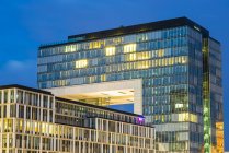 Alemanha, Colônia, Rheinauhafen, Kranhaus a hora azul — Fotografia de Stock