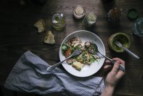 Imagen recortada del hombre Comer ensalada mixta con atún - foto de stock