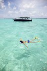 Мальдив, остров Маафуши, женщина, ныряющая с маской в океане — стоковое фото