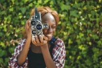 Giovane donna riprese con una fotocamera vecchio stile — Foto stock