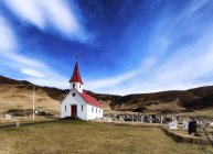 Islandia, Reyniskirkja, Iglesia y cementerio durante el día - foto de stock