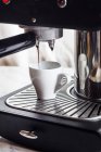 Vue rapprochée de la machine à expresso qui fonctionne — Photo de stock