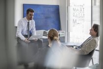 Geschäftsmann im Gespräch mit Amtskollegen — Stockfoto