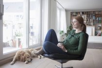 Mulher relaxante na poltrona de couro — Fotografia de Stock