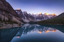 Canada, Alberta, Glaciaire, lac Moraine, parc national Banff — Photo de stock