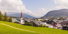 Áustria, Tirol, Seefeld in Tirol, paisagem urbana com igreja paroquial St. Oswald — Fotografia de Stock