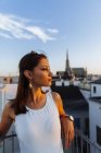 Austria, Vienna, giovane donna sul tetto al tramonto con Stephansdom sullo sfondo — Foto stock