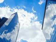 Alemanha, Frankfurt, torres de escritório com reflexo de nuvens na fachada — Fotografia de Stock