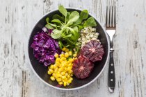 Salad with lettuce, red cabbage, corn, feta cheese and blood orange — Stock Photo