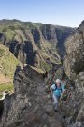 Spagna, Isole Canarie, La Gomera, La Fortaleza, arrampicata alpinistica femminile in salita — Foto stock