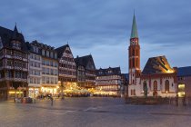 Alemanha, Hesse, Frankfurt, Romerberg com Fonte de Justiça à noite — Fotografia de Stock