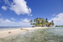 Panama, San Blas Islands, desert island with palms — Stock Photo