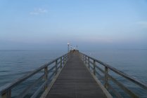 Germania, Haffkrug, ponte sul mare nella baia di Luebeck — Foto stock