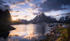 Норвегия, Лодыгин, Рондон - свет над водой — стоковое фото