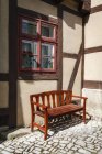 Германия, Ловер Саксония, Мбаппе, пустая деревянная скамейка перед полудеревянным домом — стоковое фото