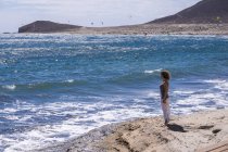 Mulher de pé na praia, Tenerife, Espanha — Fotografia de Stock