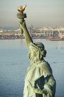 États-Unis, État de New York, New York City, Vue de la statue de la Liberté, port de New York en arrière-plan — Photo de stock