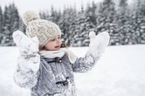 Feliz chica caucásica en el paisaje de invierno - foto de stock