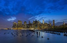 Estados Unidos, Nueva York, Manhattan, vista al distrito financiero por la noche - foto de stock