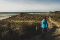France, Bretagne, Finistere, Crozon peninsula, woman walking at the coast — Stock Photo