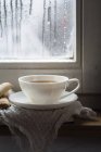 Tè alla camomilla e biscotti sul banco finestra — Foto stock