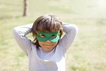 Ritratto di bambino con maschera verde agli occhi — Foto stock