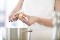 Donna peeling patata — Foto stock