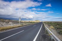 España, Tenerife, camino vacío durante el día - foto de stock