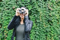 Junge Frau fotografiert mit analoger Kamera — Stockfoto
