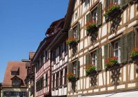 Allemagne, Meersburg, maisons à colombages contre ciel bleu — Photo de stock